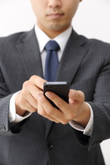 スマートフォンを使うビジネスマン
