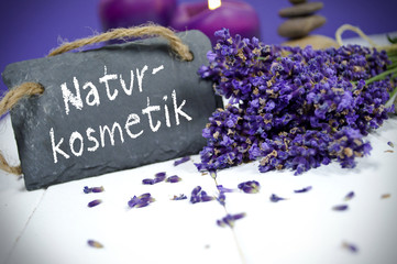 Lavendel mit Schiefertafel und Naturkosmetik