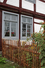 Fototapeta na wymiar Fachwerkhaus mit Garten