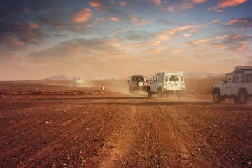 Fotobehang Auto& 39 s in de woestijn bij zonsondergang © beawolf