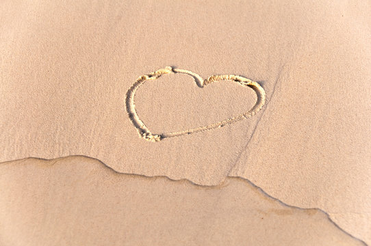 Coeur dessiné sur une plage