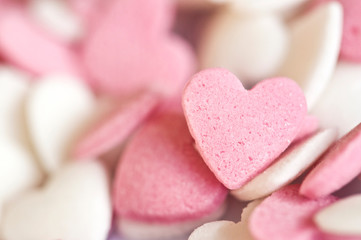 Fototapeta na wymiar Coeurs en sucre roses et blancs