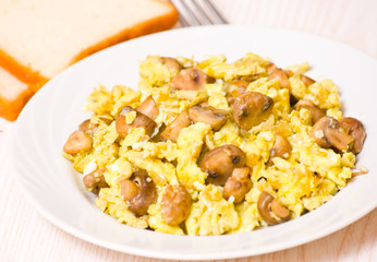 scrambled eggs with mushrooms