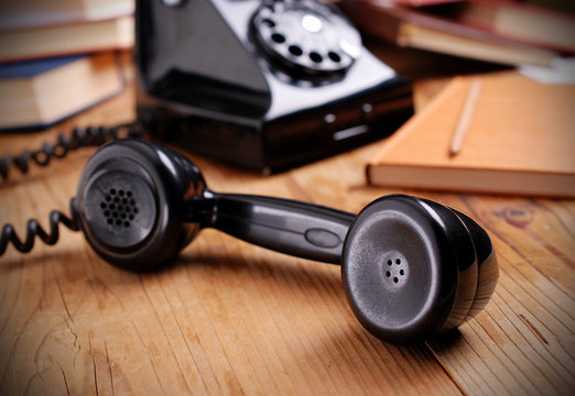 telefono antico di colore nero