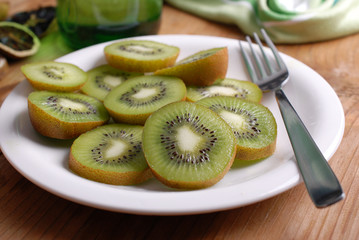 kiwi affettato sul piatto bianco