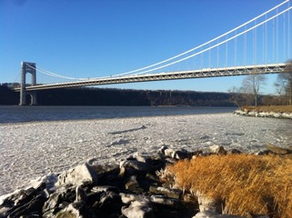 Orilla del río Hudson en New York congelada por la ola de frío