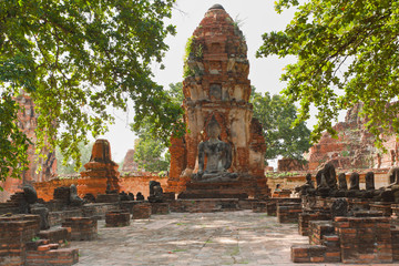 bouddhas décapités du temple de wat phra mahathat