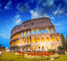 Fototapeta na wymiar Dramatyczne niebo nad Koloseum w Rzymie. Nocny widok Flawiuszów AMPH