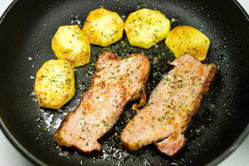 Bacon and potatoes in the pan.