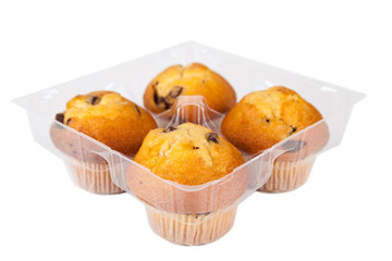 Vier Muffins in Plastikverpackung