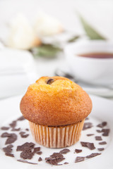 Frischer Muffin mit einer Tasse Tee