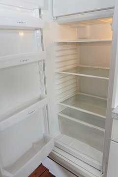 frigo ouvert vide
