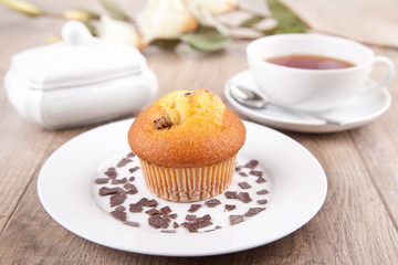 Ein leckerer Muffin mit einer Tasse Tee