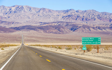 Naklejka premium Death Valley landscape and road sign,California