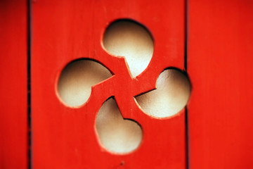 Lauburu tallado en una madera roja