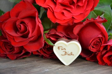 rote Rosen mit Schokoladenherz