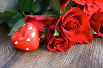 rote Rosen und Steinherz
