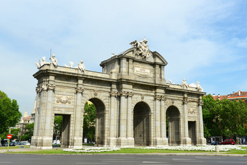 Fototapeta na wymiar Puerta de Alcalá is a Neo-classical monument, Madrid