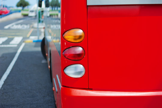 Bus an der Haltestelle - rote Version