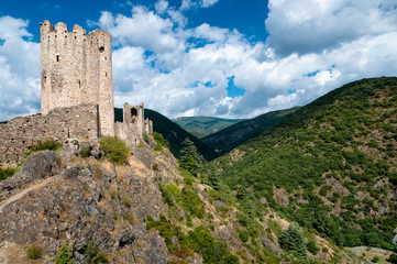 Fototapeta na wymiar La Tour Regine i Cabaret wieże na krajobraz gór w końcu