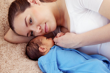 Obraz na płótnie Canvas mother with her newborn baby