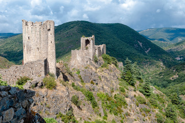 Fototapeta na wymiar La Tour Regine i Cabaret wieże na wielkim krajobrazie gór