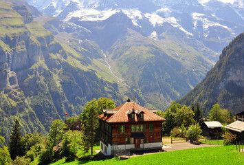 Fototapeta na wymiar Drewniany dom w Szwajcarii