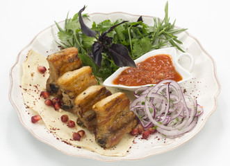 Шашлык из свиных ребер на белом фоне