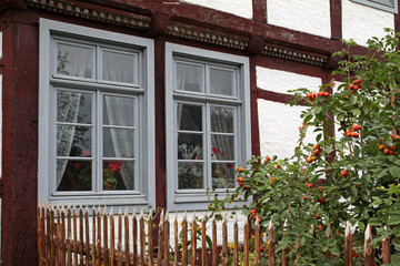 Fototapeta na wymiar Fachwerkhaus mit Garten