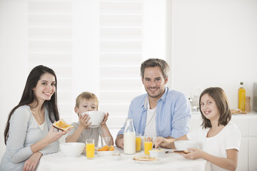 Obraz na płótnie Canvas family breakfast