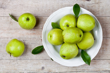 Fototapeta na wymiar fresh green apples in plate