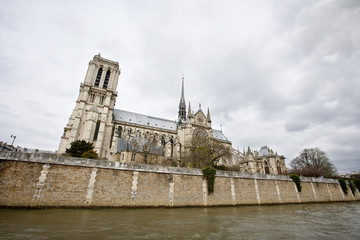 Obraz premium Side View of Notre Dame 