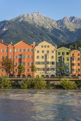 Fototapeta na wymiar Rzeka Inn na drodze przez Innsbruck, Austria.