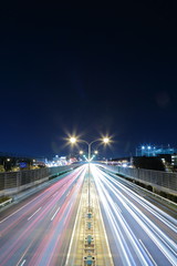 Fototapeta na wymiar 夜の高速道路