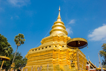 Fototapeta premium Golden Pagoda at Wat Phra That Sri Chom Thong, Thailand.