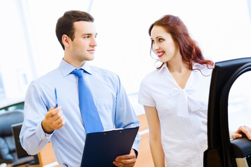 Obraz premium Young woman at car salon