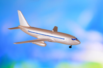 Naklejka na ściany i meble Samolotem na niebieskim tle z tworzywa sztucznego