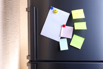 Empty paper sheets on fridge door © Africa Studio