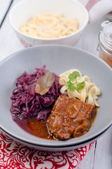 Braten mit Nudeln und Rotkohl