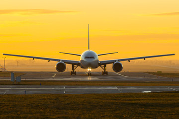 Fototapeta na wymiar Samolot na zachód słońca