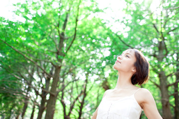 Naklejka premium 森の中の女性