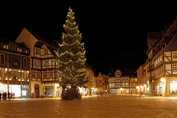 Fototapeta na wymiar Weihnachtsbaum auf Marktplatz