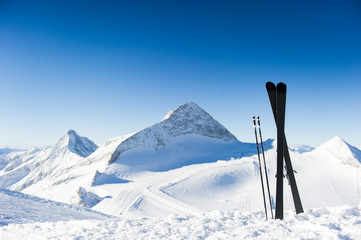 Skis in high mountains at sunny day - 60105056