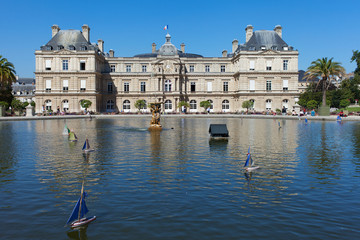 Fototapeta na wymiar Pałac Luksemburski w Paryżu.