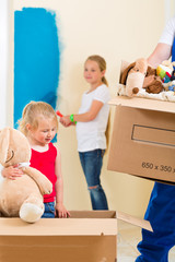 Vater und Töchter  renovieren ein Zimmer