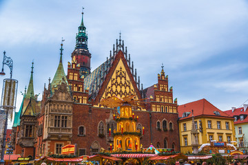 Obraz premium Polska, Wrocław ze swoim punktem orientacyjnym - Ratusz w tradycji