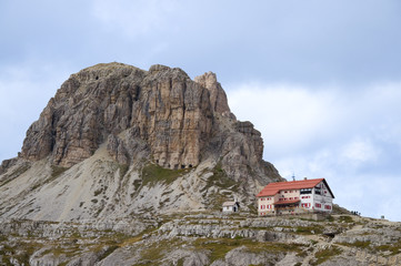 Fototapeta na wymiar Dreizinnenhütte i Toblinger węzłów - Dolomity