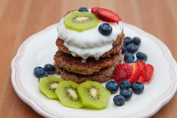 Vollwert Pancakes mit Früchten