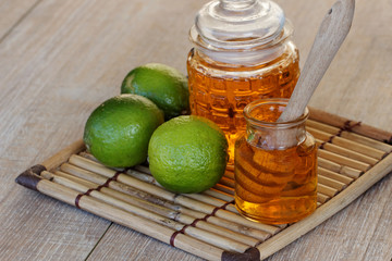 Honig mit Limetten