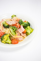 トマトとブロッコリーとベーコンのパスタ